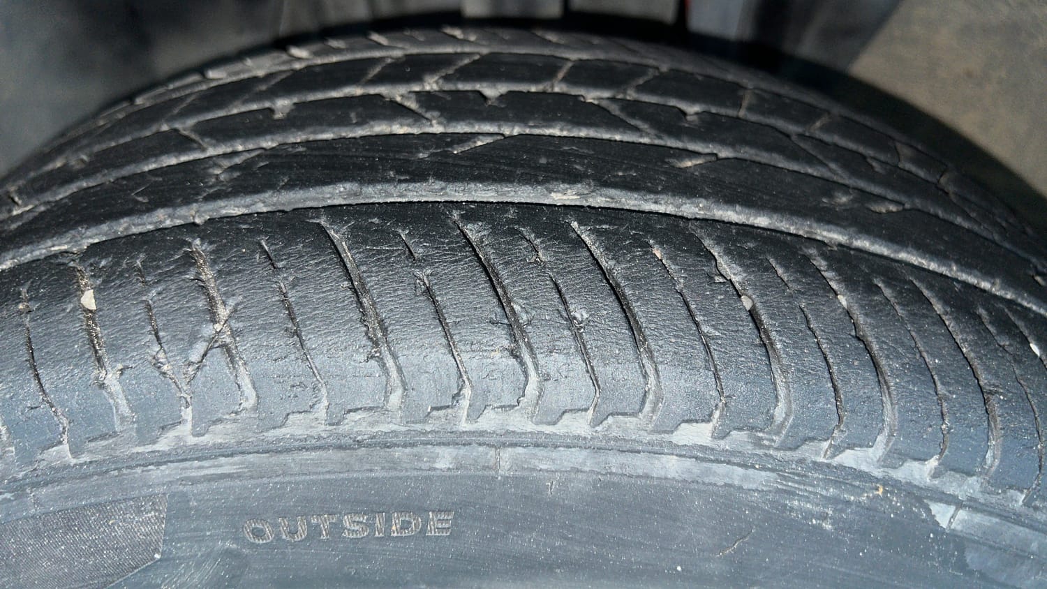 Used 2023 Nissan Magnite Geza Edition Petrol Manual tyres LEFT FRONT TYRE TREAD VIEW