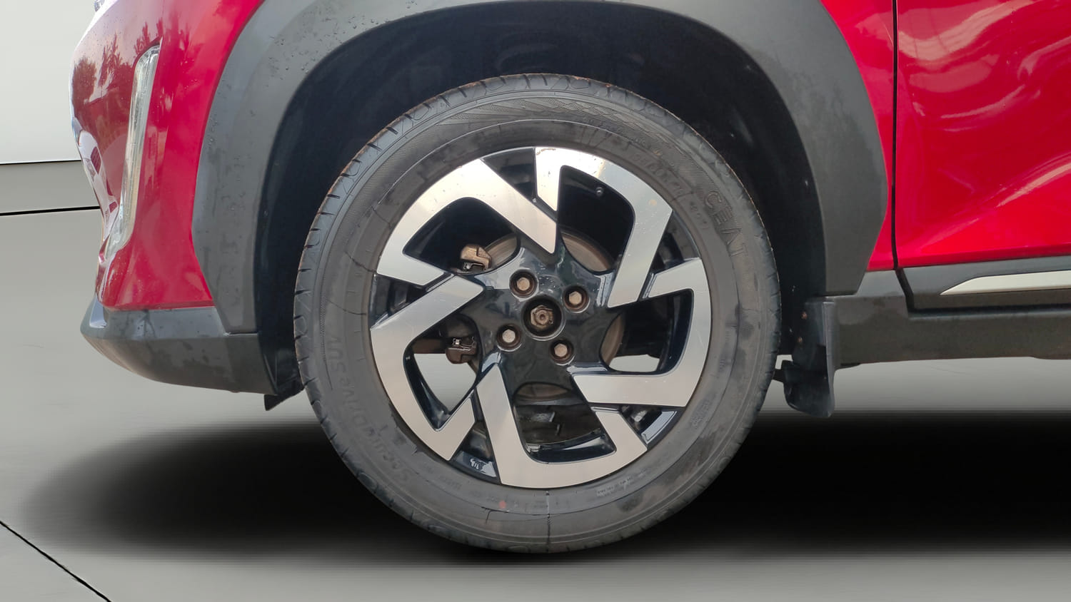 Used 2022 Nissan Magnite XV Premium Turbo CVT Dual Tone Petrol Automatic tyres LEFT FRONT TYRE RIM VIEW