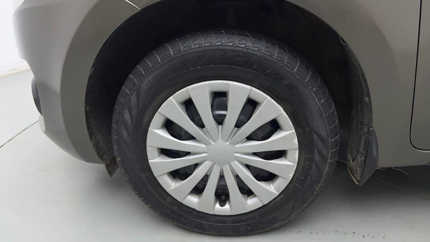 Used 2021 Maruti Suzuki Swift VXi Petrol Manual tyres LEFT FRONT TYRE RIM VIEW