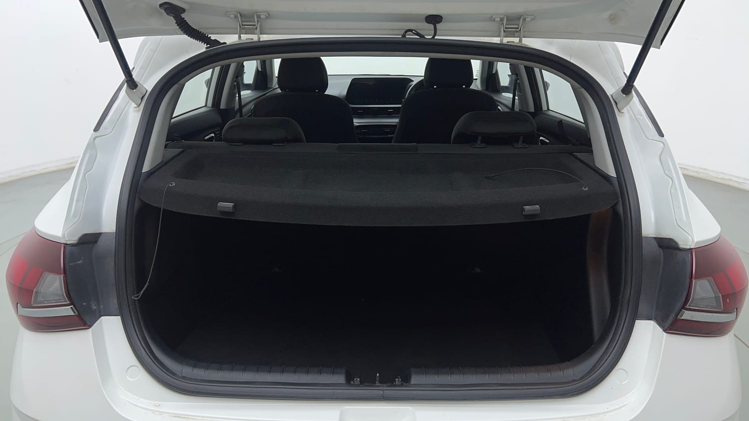 Used 2022 Hyundai i20 Asta (O) 1.2 IVT Petrol Automatic interior DICKY INSIDE VIEW