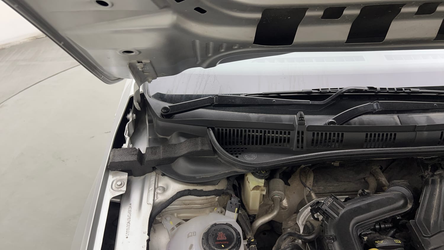 Used 2022 Skoda Slavia Ambition 1.0L TSI AT Petrol Automatic engine ENGINE RIGHT SIDE HINGE & APRON VIEW