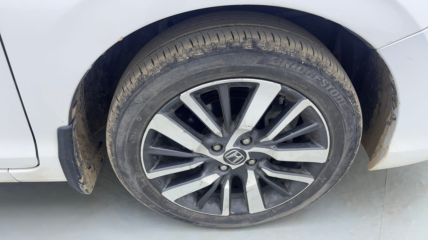 Used 2021 Honda City ZX Petrol Petrol Manual tyres RIGHT FRONT TYRE RIM VIEW