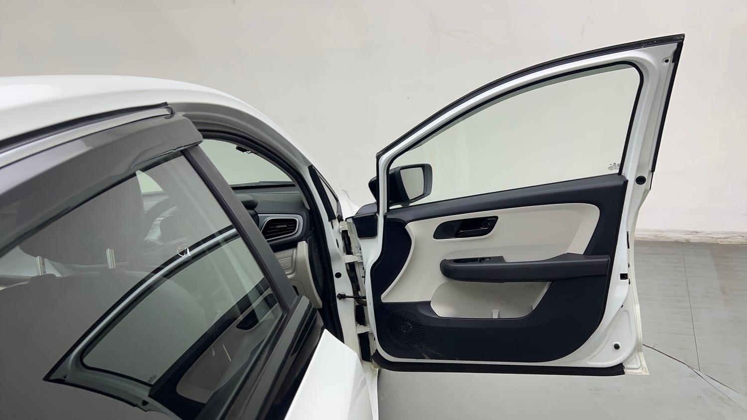 Used 2022 Tata Altroz XE Petrol Petrol Manual interior RIGHT FRONT DOOR OPEN VIEW