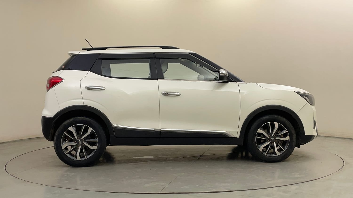 Used 2021 Mahindra XUV 300 W8 (O) 1.5 Diesel Diesel Manual exterior RIGHT SIDE VIEW