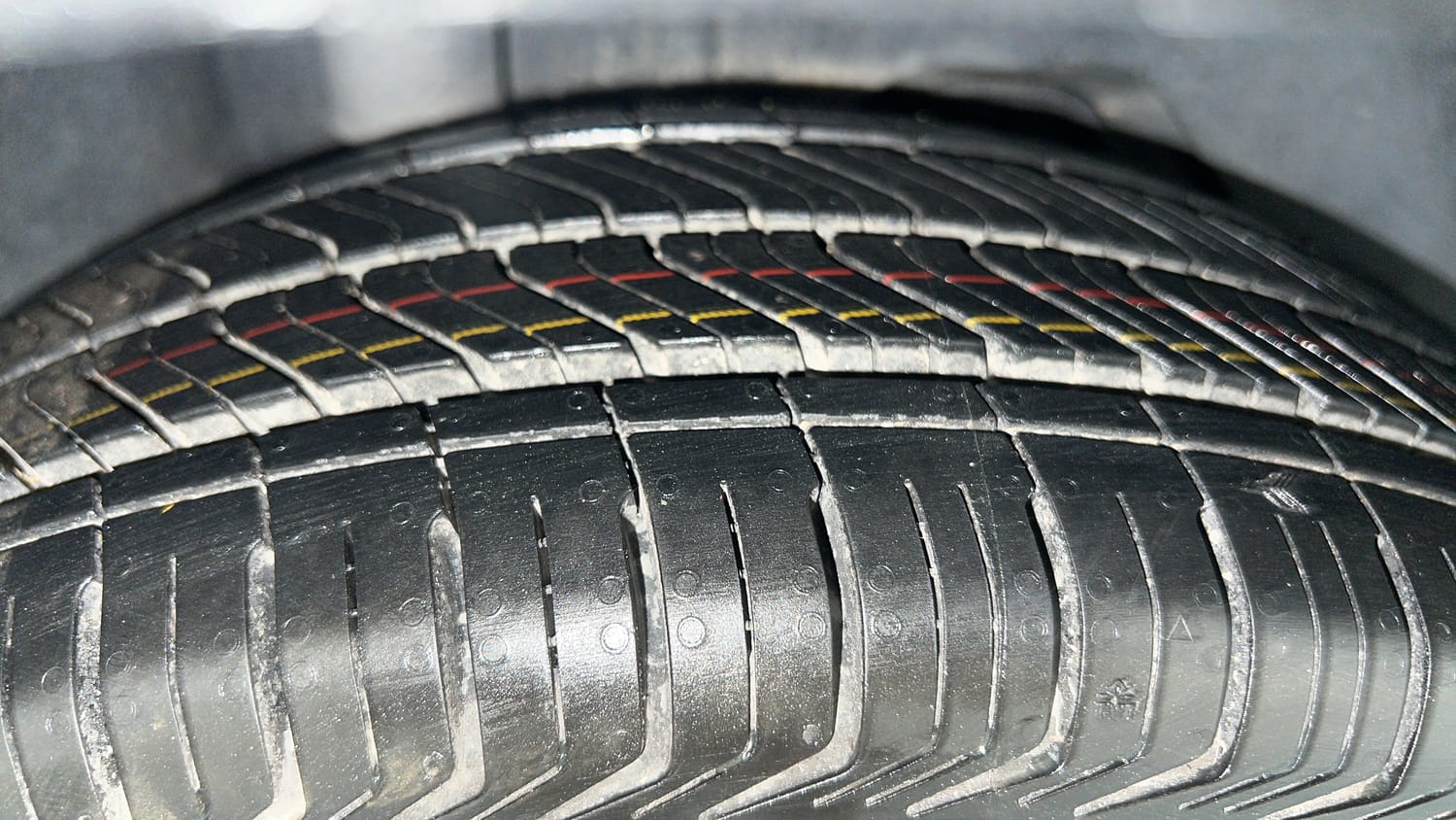 Used 2016 Ford Figo Aspire Titanium 1.2 Ti-VCT Petrol Manual tyres RIGHT REAR TYRE TREAD VIEW