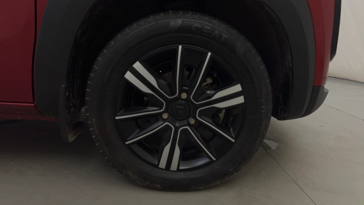 Used 2024 Renault Kwid CLIMBER 1.0 AMT Dual Tone Petrol Automatic tyres RIGHT FRONT TYRE RIM VIEW