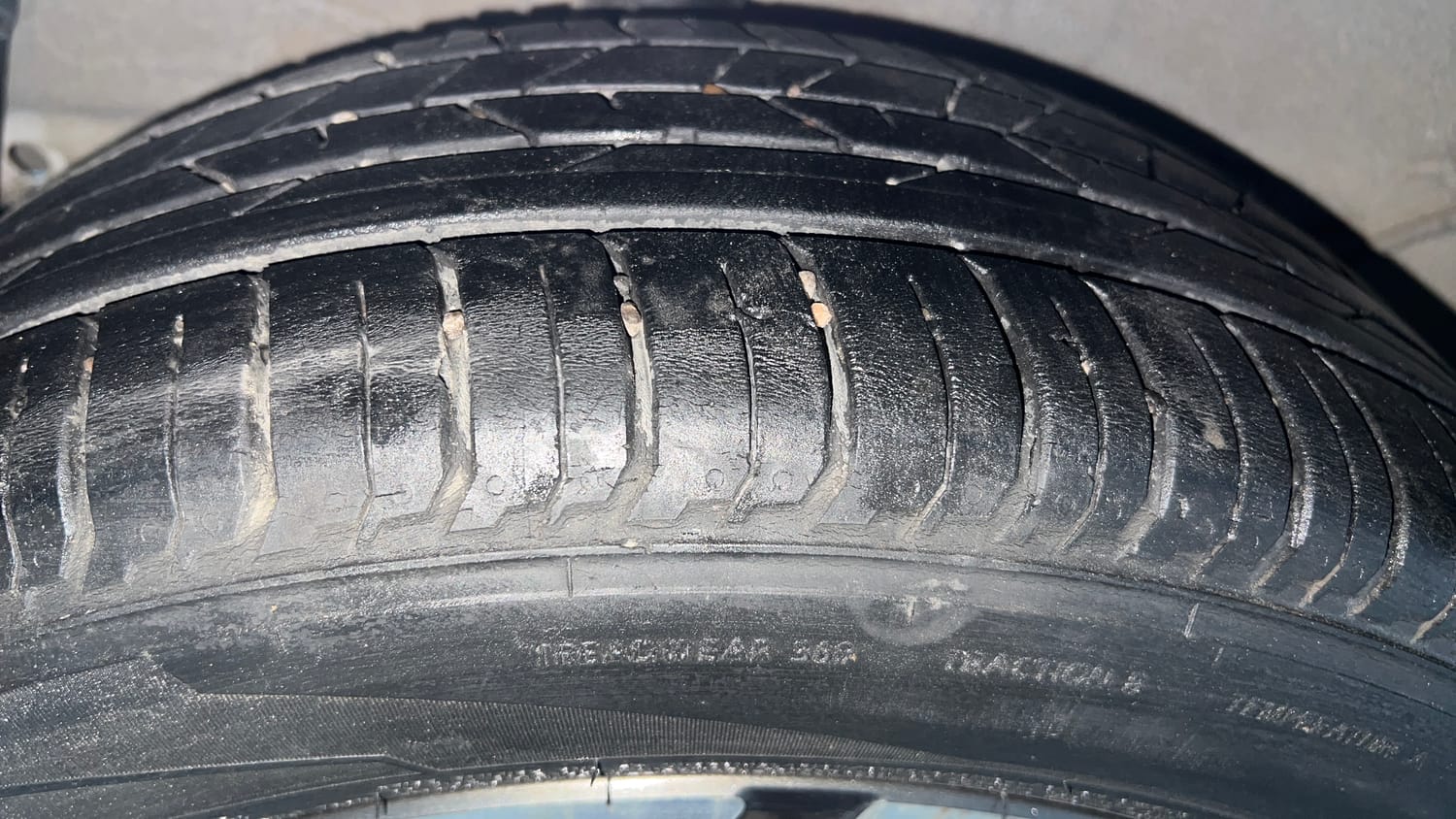 Used 2022 Hyundai i20 Asta (O) 1.2 IVT Petrol Automatic tyres RIGHT REAR TYRE TREAD VIEW
