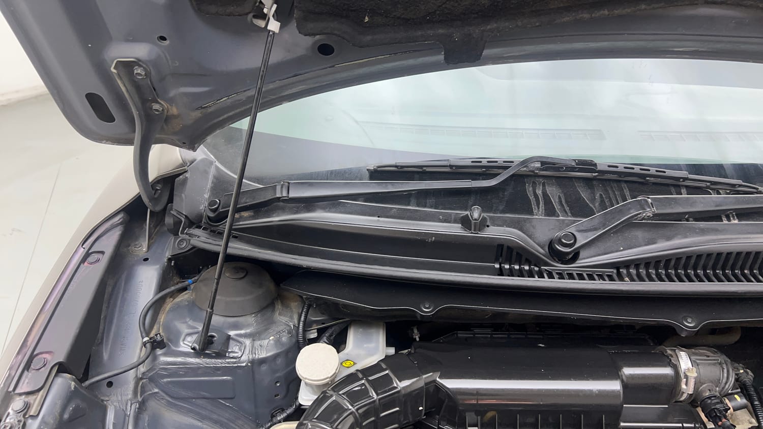Used 2020 Maruti Suzuki Baleno Delta Petrol Manual engine ENGINE RIGHT SIDE HINGE & APRON VIEW
