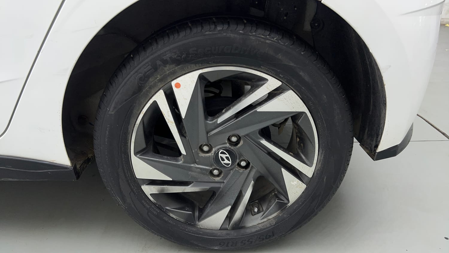 Used 2022 Hyundai i20 Asta (O) 1.2 IVT Petrol Automatic tyres LEFT REAR TYRE RIM VIEW