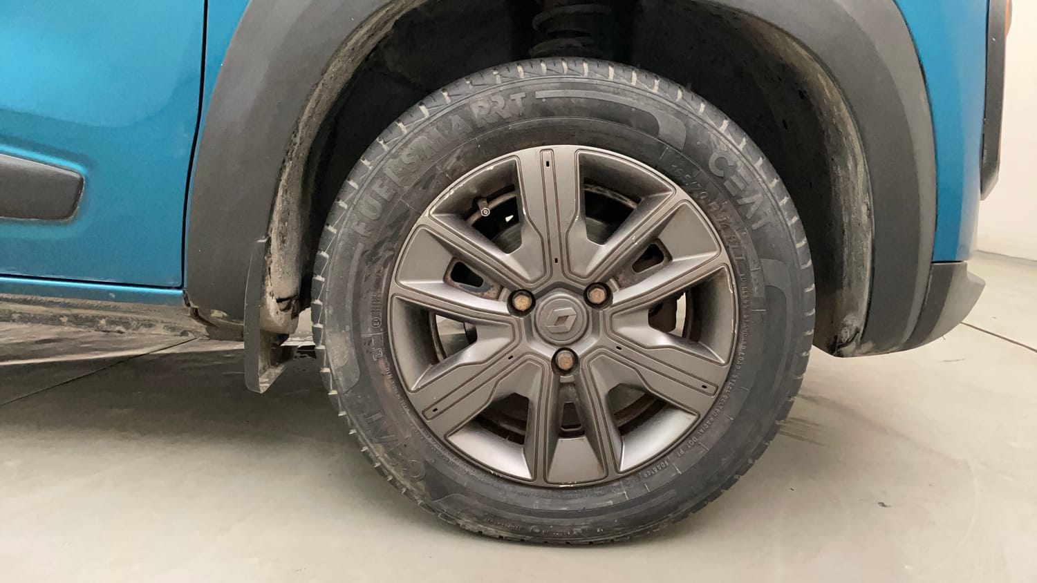 Used 2020 Renault Kwid CLIMBER 1.0 AMT Opt Petrol Automatic tyres RIGHT FRONT TYRE RIM VIEW