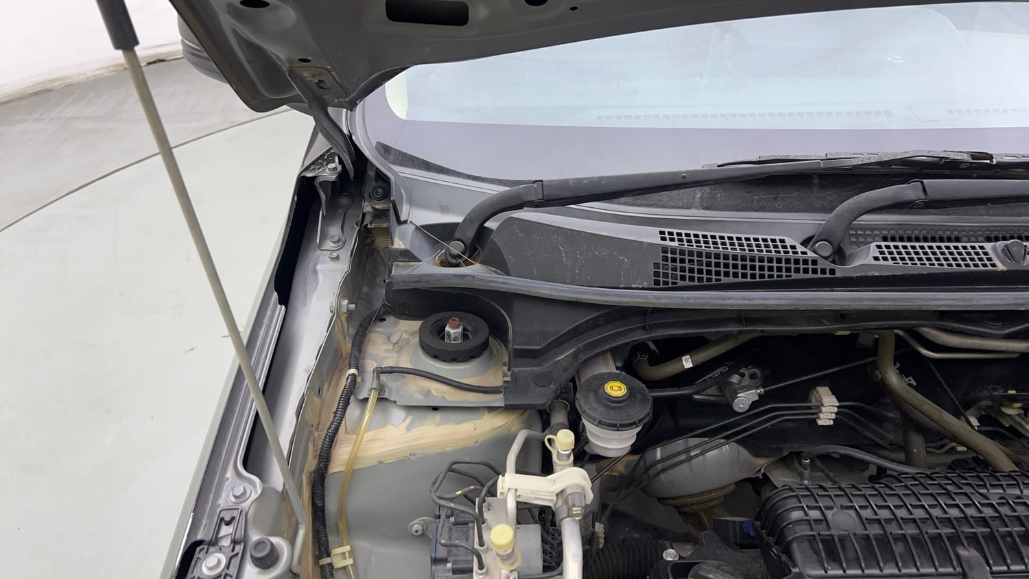 Used 2024 Honda Amaze S 1.2 Petrol MT Petrol Manual engine ENGINE RIGHT SIDE HINGE & APRON VIEW