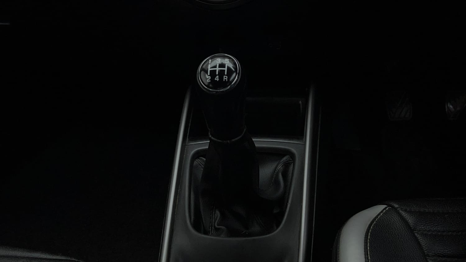Used 2021 Maruti Suzuki Baleno Zeta Petrol Manual interior GEAR  KNOB VIEW