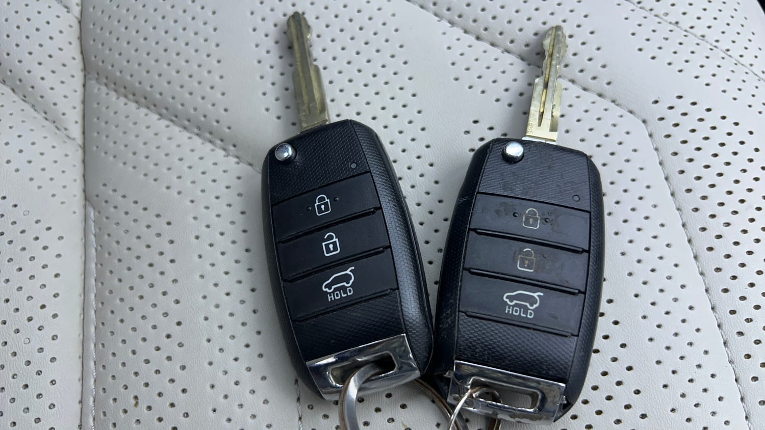 Used 2022 Kia Carens Prestige 1.4 Petrol MT 7 STR Petrol Manual extra CAR KEY VIEW