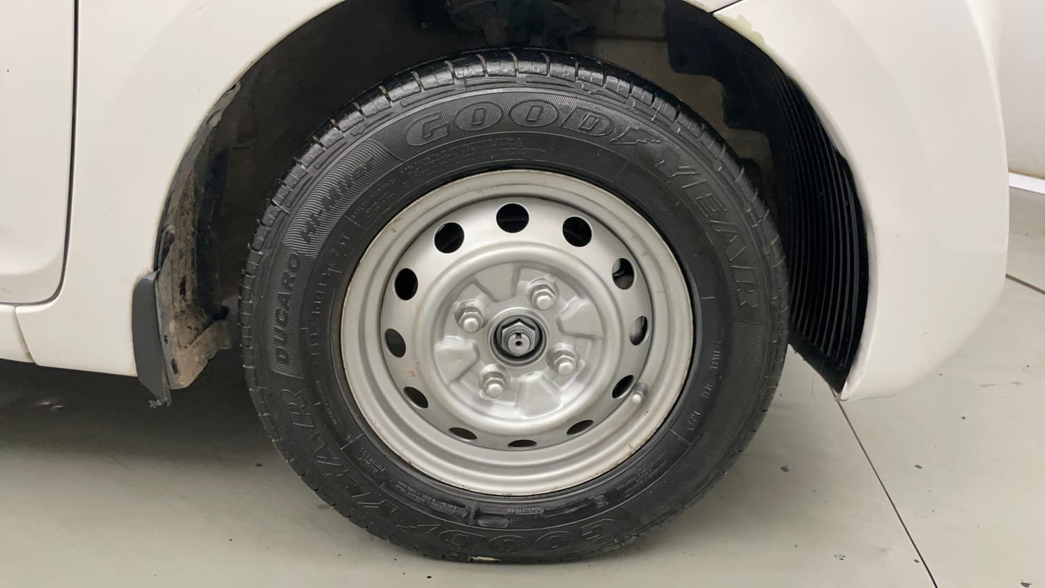 Used 2016 Hyundai Eon Era Petrol Manual tyres RIGHT FRONT TYRE RIM VIEW