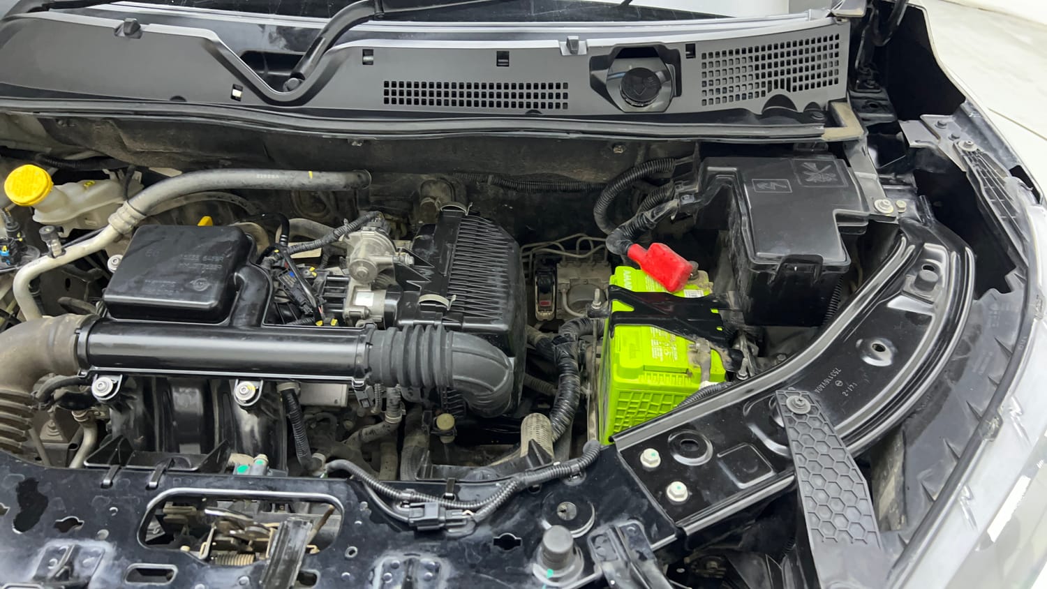 Used 2023 Nissan Magnite Geza Edition Petrol Manual engine ENGINE LEFT SIDE VIEW