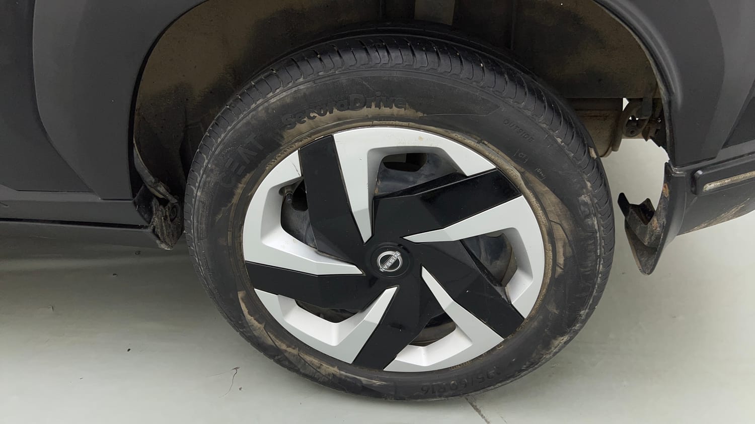 Used 2023 Nissan Magnite Geza Edition Petrol Manual tyres LEFT REAR TYRE RIM VIEW