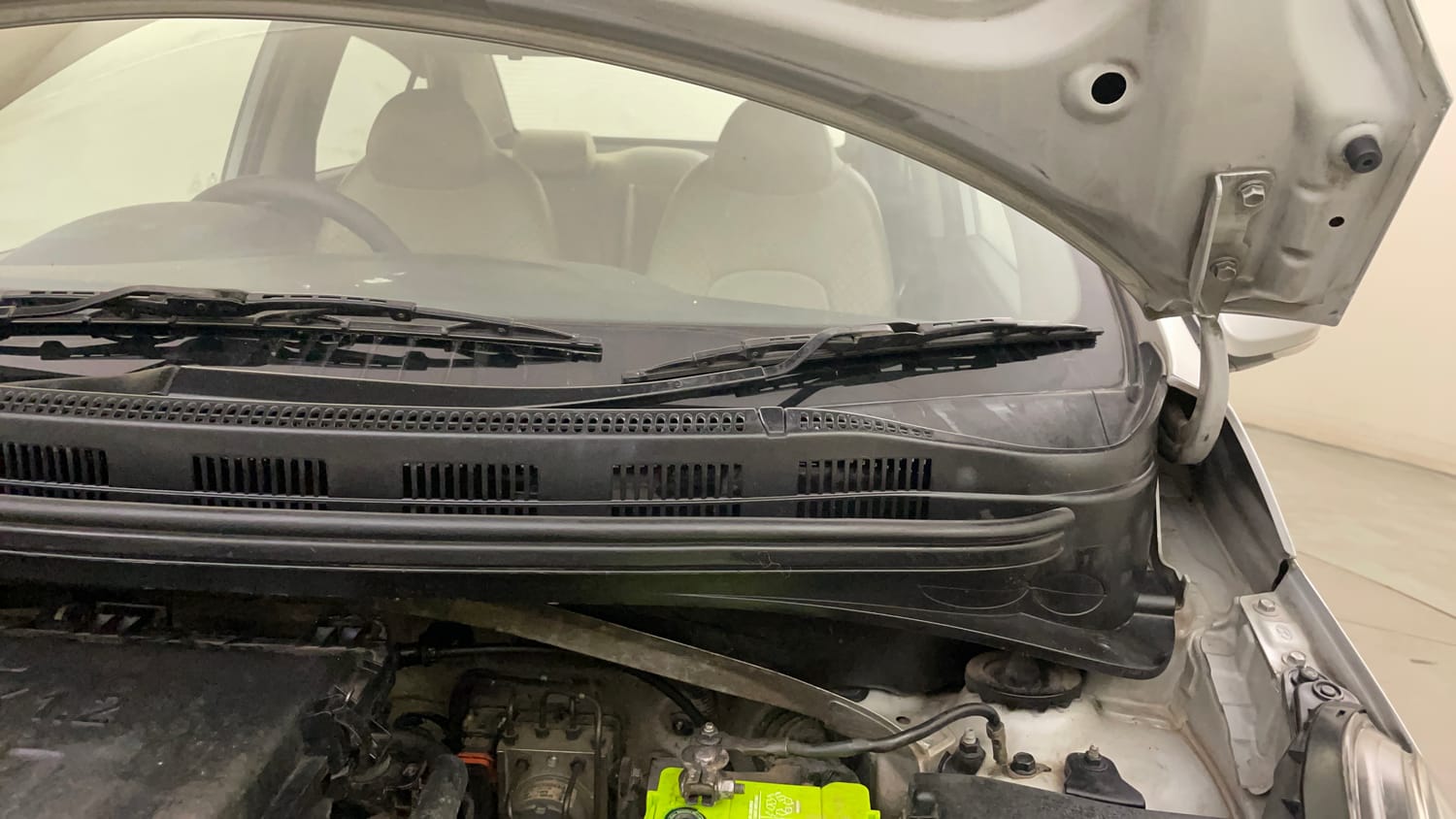 Used 2014 Hyundai Xcent S 1.2 (O) Petrol Manual engine ENGINE LEFT SIDE HINGE & APRON VIEW
