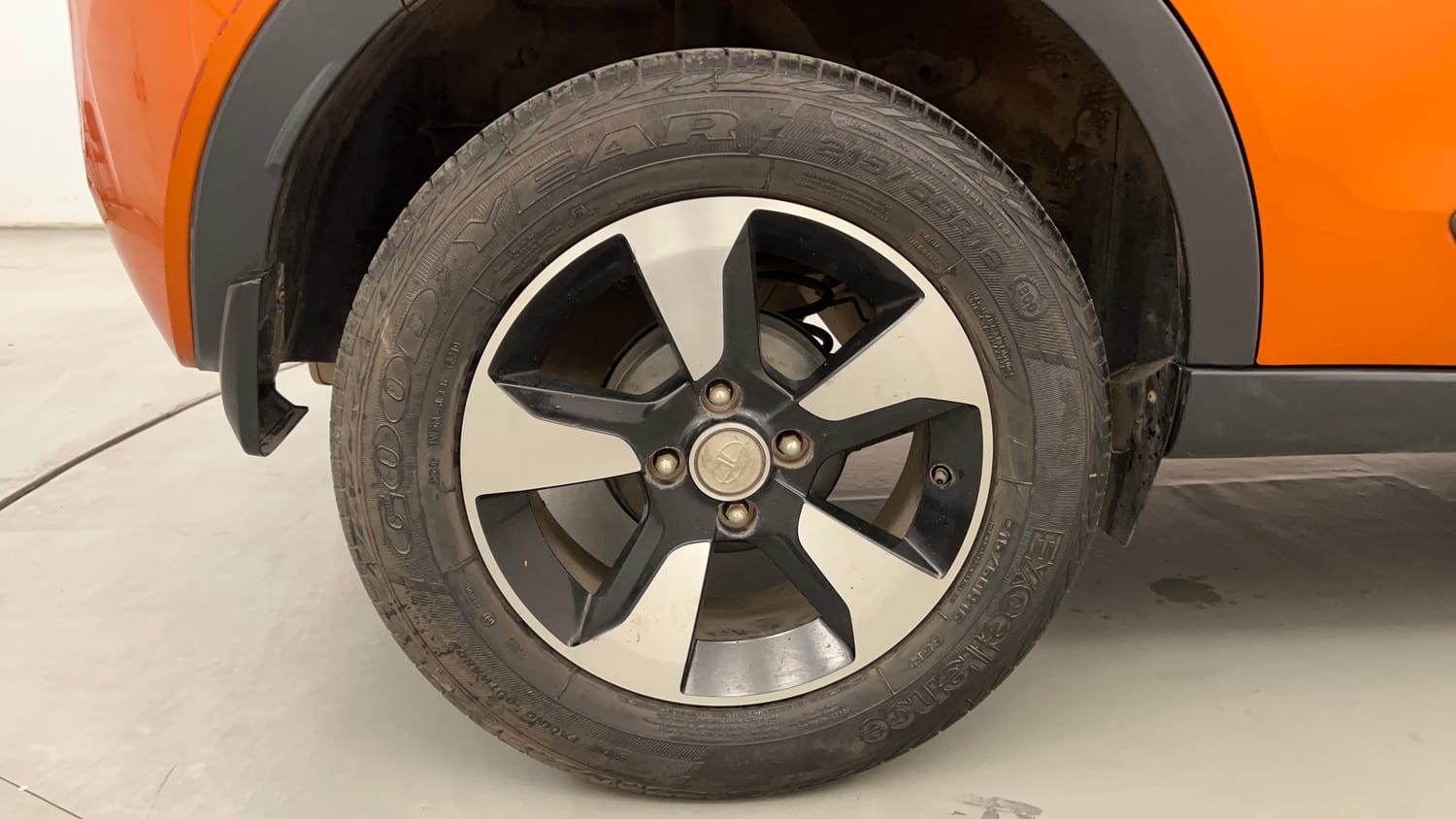 Used 2019 Tata Nexon XZA Plus Petrol Dual Tone Petrol Automatic tyres RIGHT REAR TYRE RIM VIEW