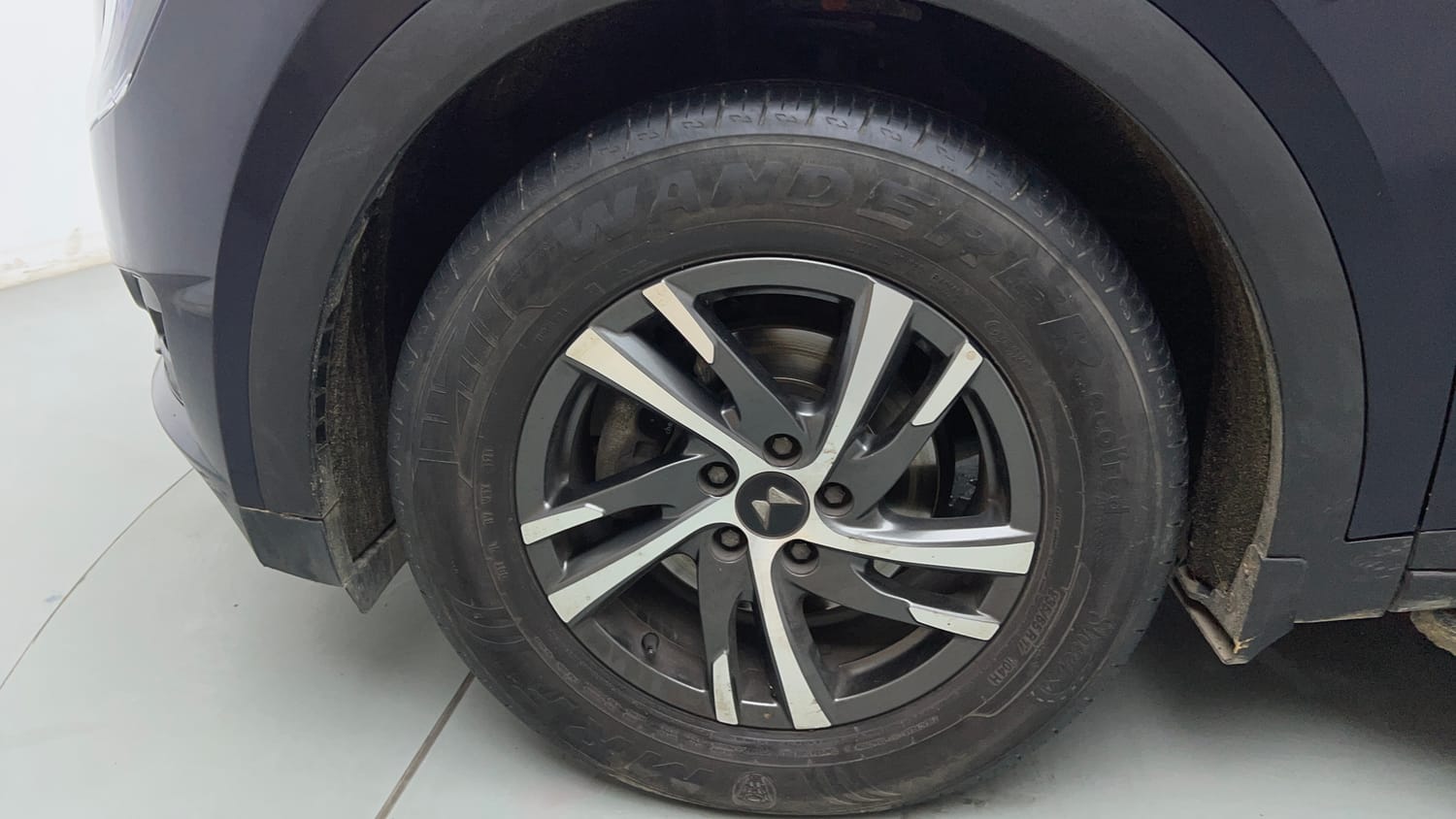 Used 2024 Mahindra XUV700 AX 5 Petrol AT 5 STR Petrol Automatic tyres LEFT FRONT TYRE RIM VIEW