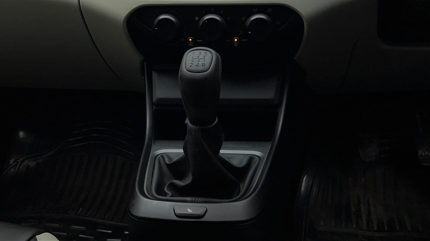 Used 2022 Tata Altroz XE Petrol Petrol Manual interior GEAR  KNOB VIEW