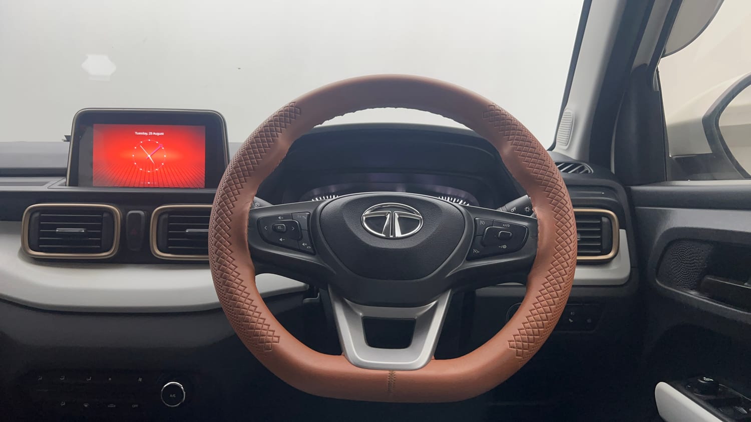 Used 2023 Tata Punch Accomplished MT Petrol Manual interior STEERING VIEW