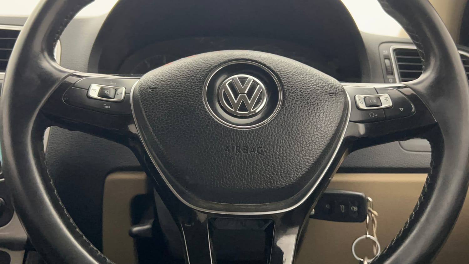 Used 2014 Volkswagen Polo Highline1.2L (P) Petrol Manual top_features Steering mounted controls