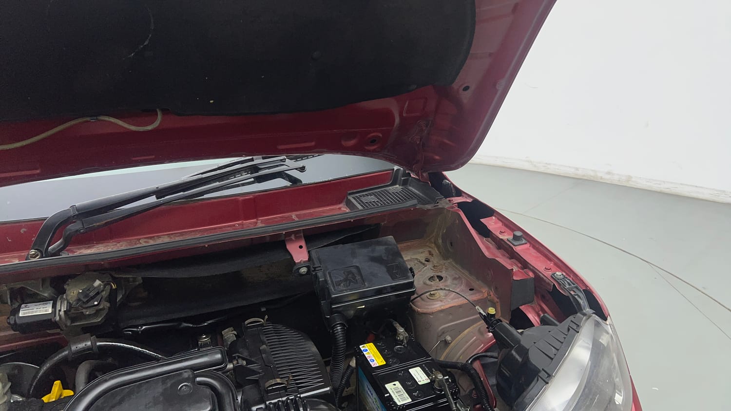 Used 2018 Renault Kwid 1.0 RXT Petrol Manual engine ENGINE LEFT SIDE HINGE & APRON VIEW