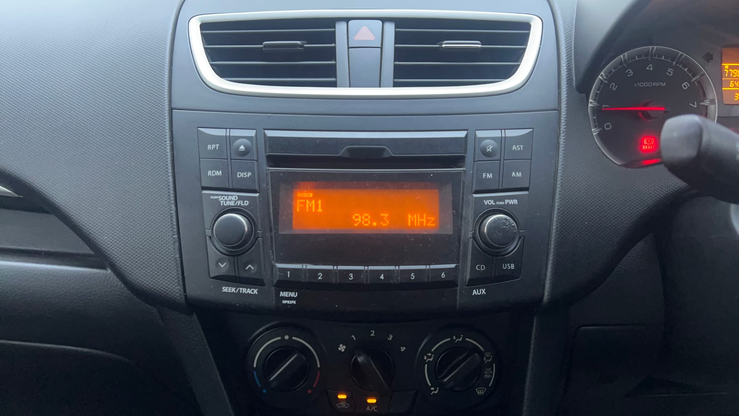 Used 2017 Maruti Suzuki Swift VXi Petrol Manual interior MUSIC SYSTEM & AC CONTROL VIEW