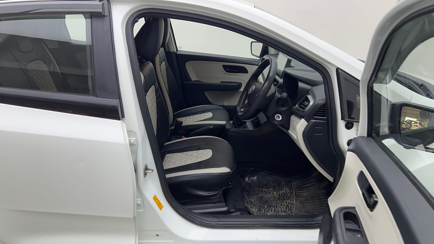 Used 2022 Tata Altroz XE Petrol Petrol Manual interior RIGHT SIDE FRONT DOOR CABIN VIEW