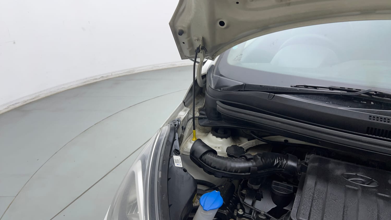 Used 2019 Hyundai Xcent S Petrol+cng(outside fitted) Cng Manual engine ENGINE RIGHT SIDE HINGE & APRON VIEW