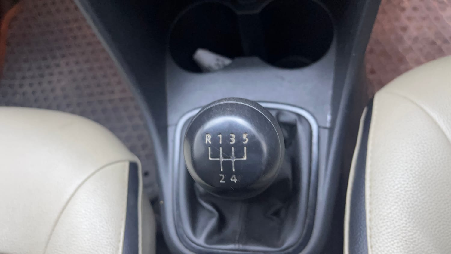 Used 2016 Volkswagen Polo Comfortline 1.2L (P) Petrol Manual interior GEAR  KNOB VIEW