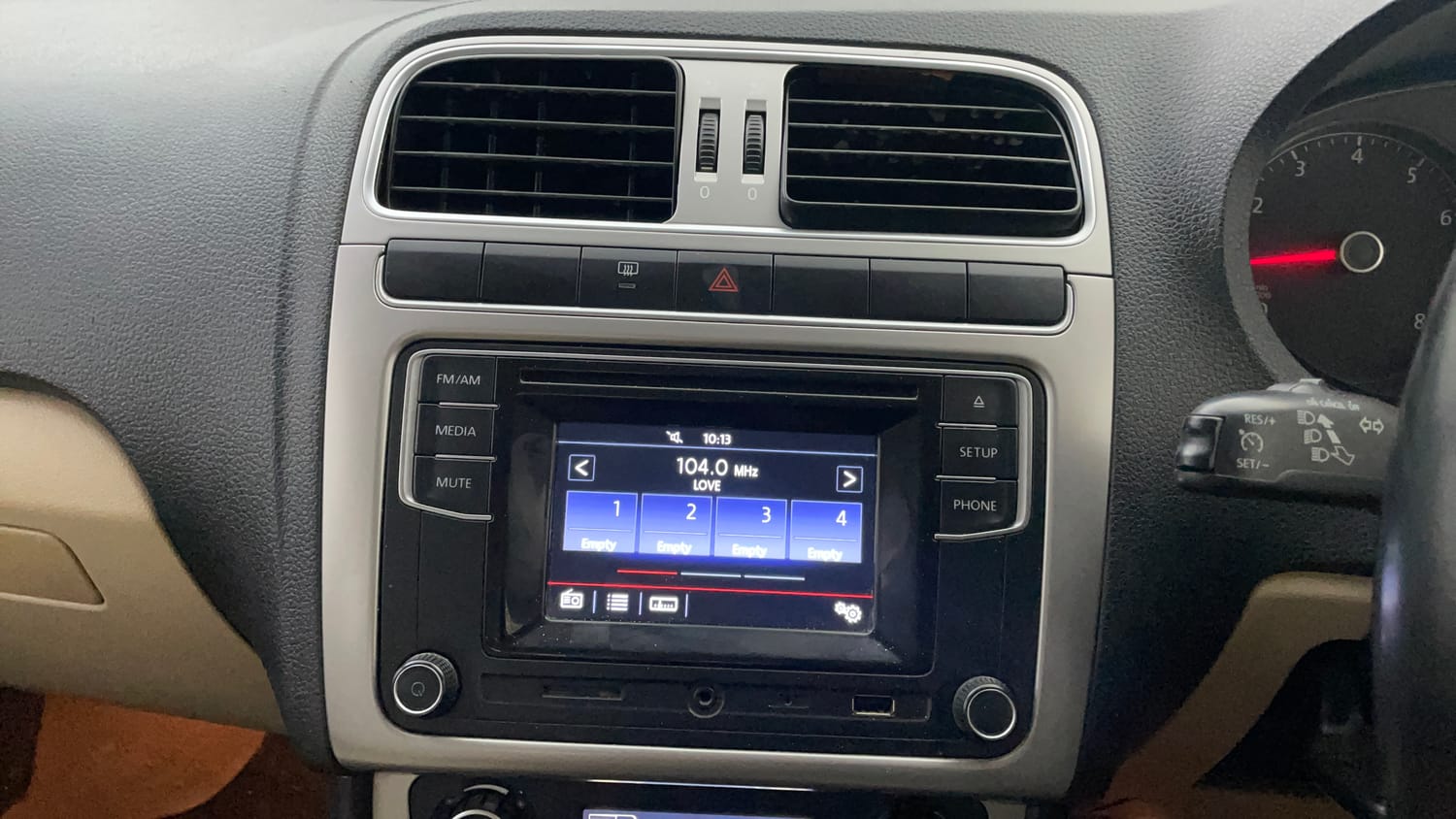 Used 2017 Volkswagen Ameo Highline1.2L (P) Petrol Manual top_features Integrated (in-dash) music system