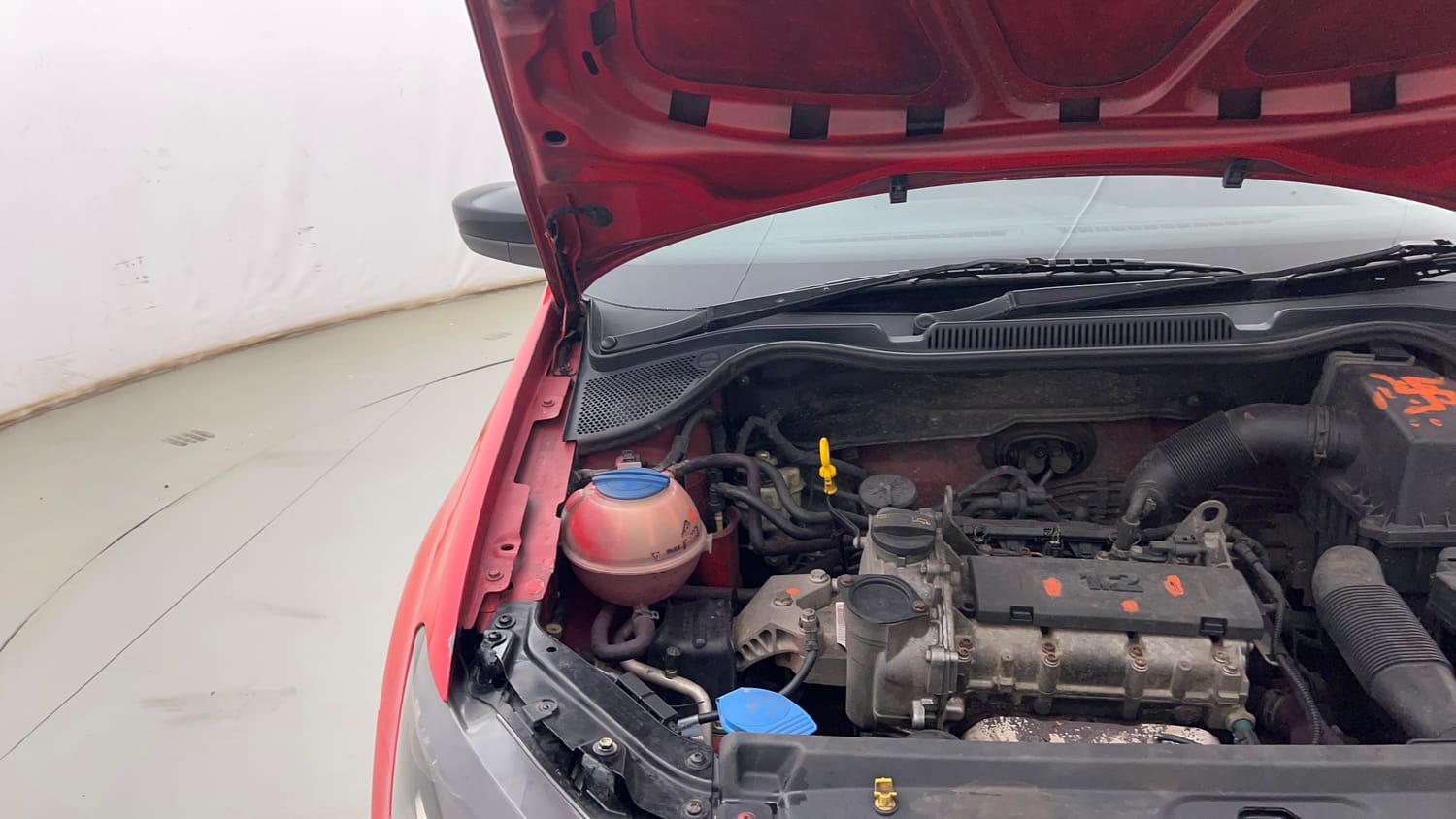 Used 2014 Volkswagen Polo Highline1.2L (P) Petrol Manual engine ENGINE RIGHT SIDE HINGE & APRON VIEW
