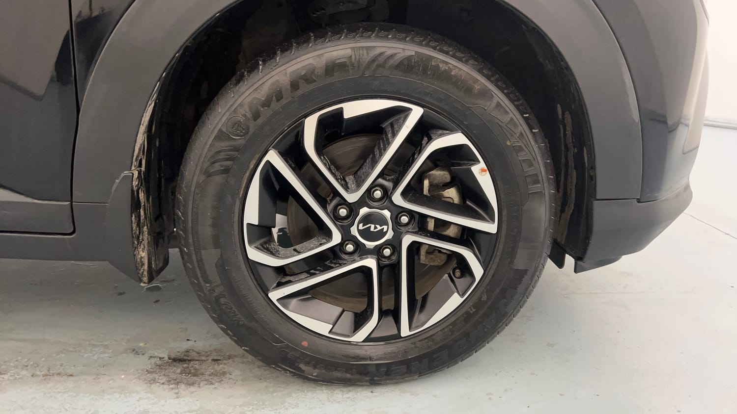 Used 2022 Kia Carens Prestige Plus 1.4 Petrol MT 7 STR Petrol Manual tyres RIGHT FRONT TYRE RIM VIEW