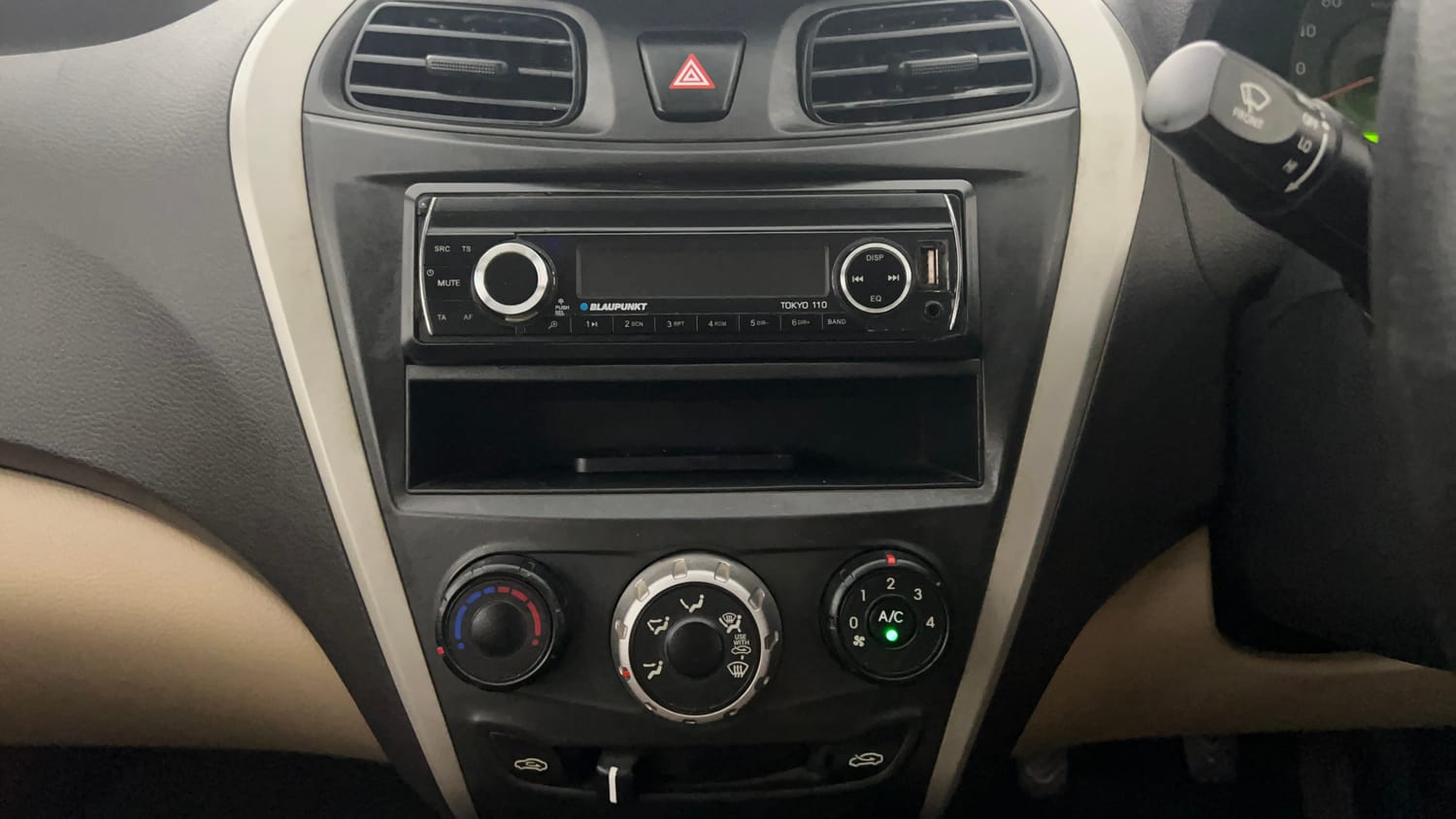 Used 2017 Hyundai Eon Era + AirBag Petrol Manual interior MUSIC SYSTEM & AC CONTROL VIEW