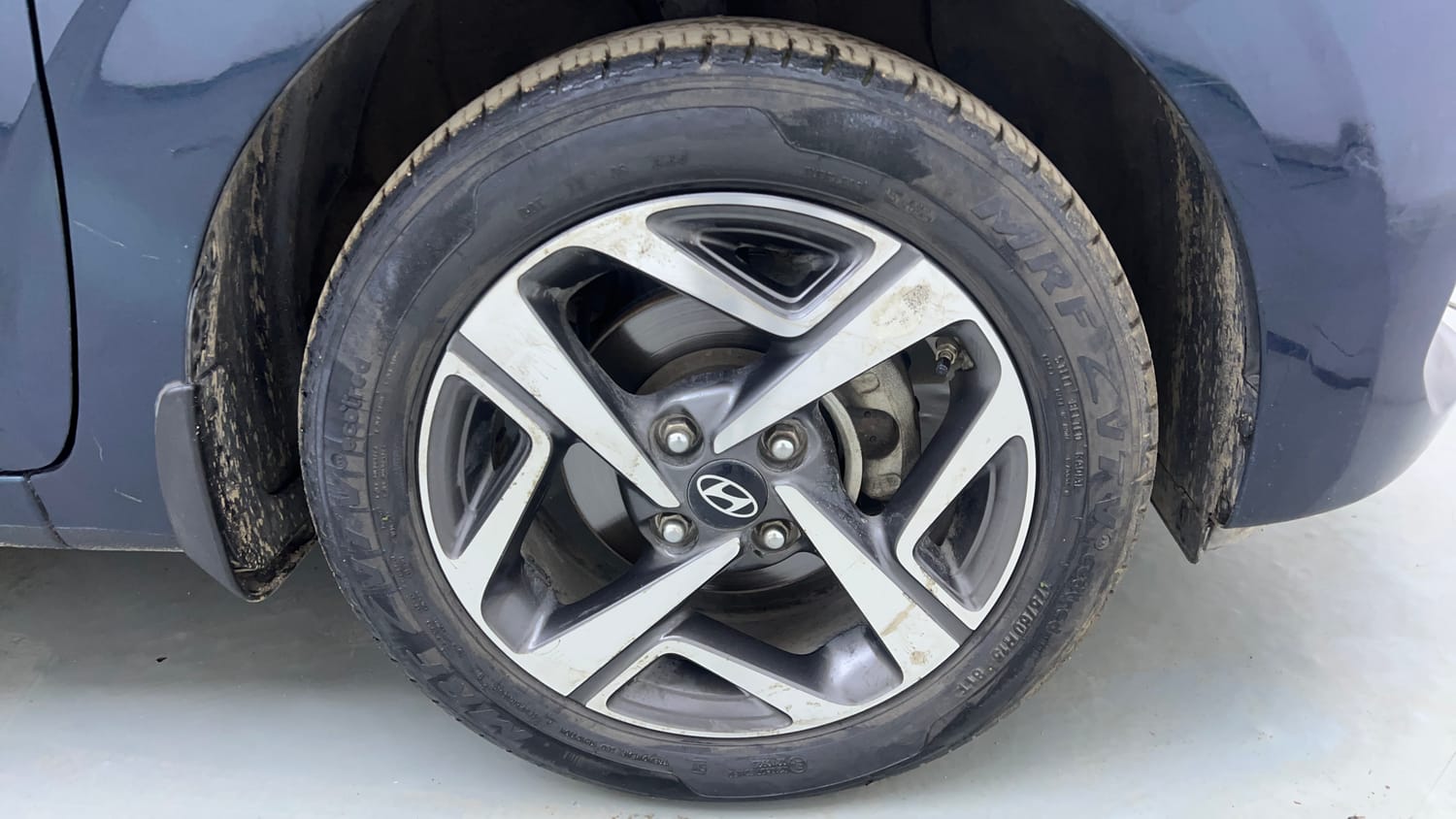 Used 2023 Hyundai Aura SX 1.2 CNG Cng Manual tyres RIGHT FRONT TYRE RIM VIEW
