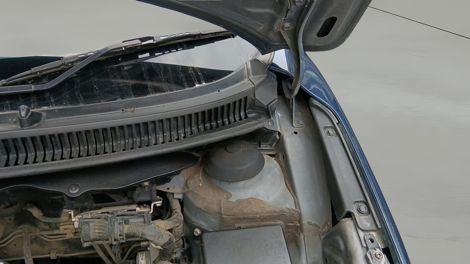 Used 2018 Maruti Suzuki Baleno Alpha 1.2 Petrol Manual engine ENGINE LEFT SIDE HINGE & APRON VIEW
