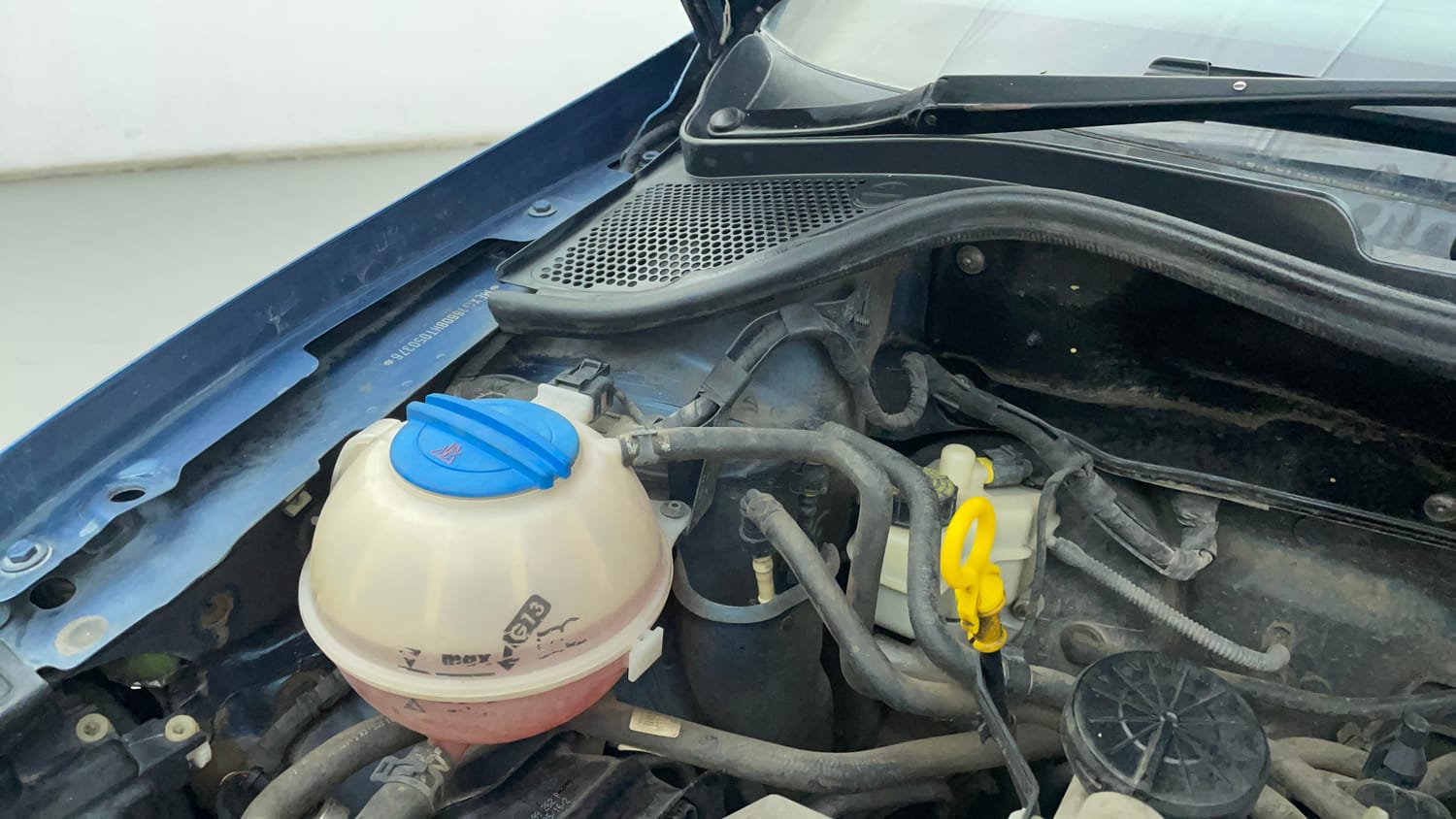 Used 2017 Volkswagen Ameo Highline1.2L (P) Petrol Manual engine ENGINE RIGHT SIDE HINGE & APRON VIEW