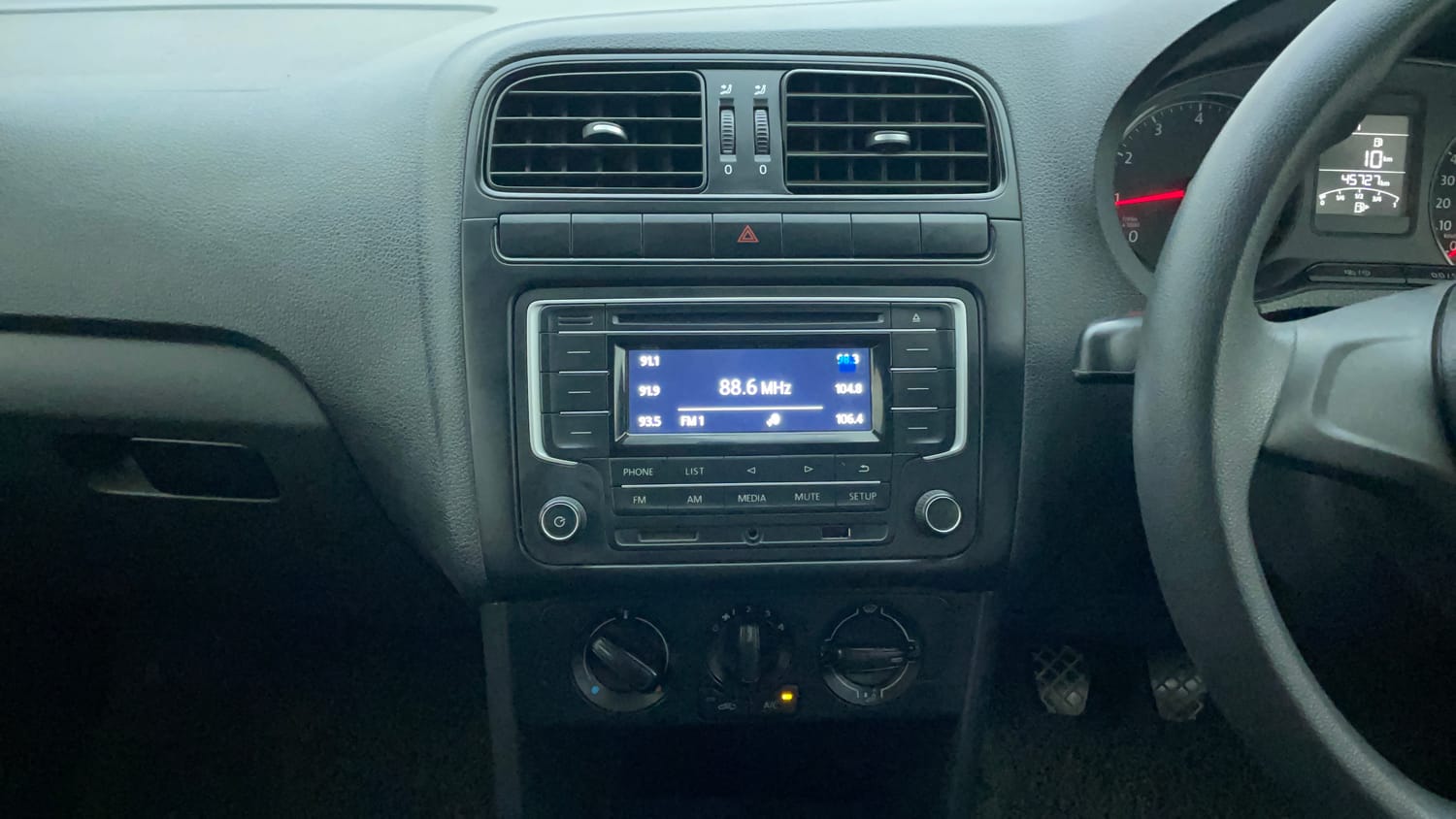 Used 2017 Volkswagen Ameo Comfortline 1.2L (P) Petrol Manual interior MUSIC SYSTEM & AC CONTROL VIEW