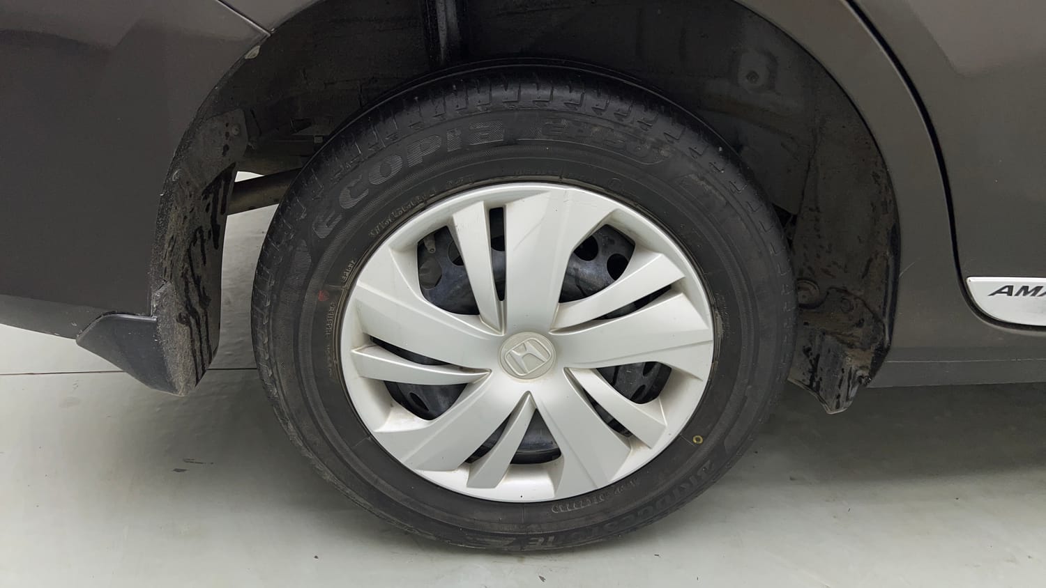 Used 2024 Honda Amaze S 1.2 Petrol MT Petrol Manual tyres RIGHT REAR TYRE RIM VIEW