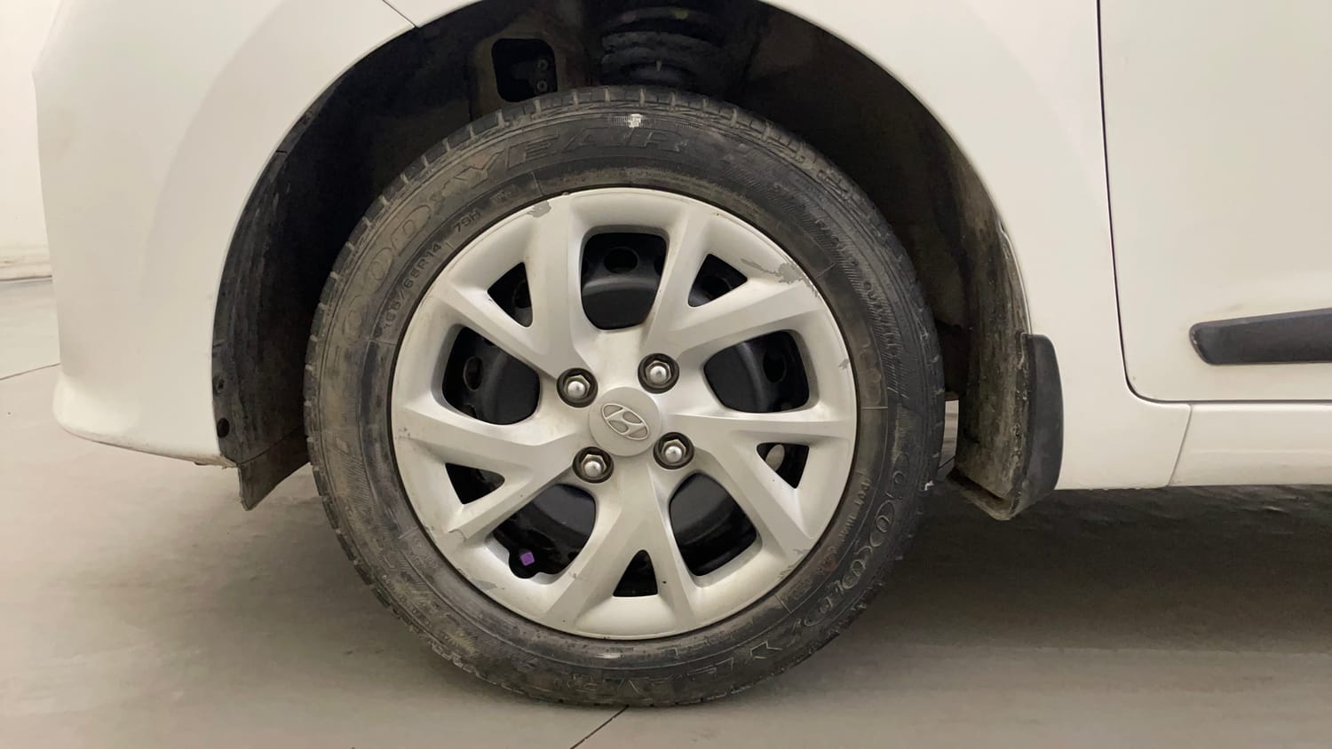 Used 2020 Hyundai Grand i10 Sportz 1.2 Kappa VTVT Petrol Manual tyres LEFT FRONT TYRE RIM VIEW