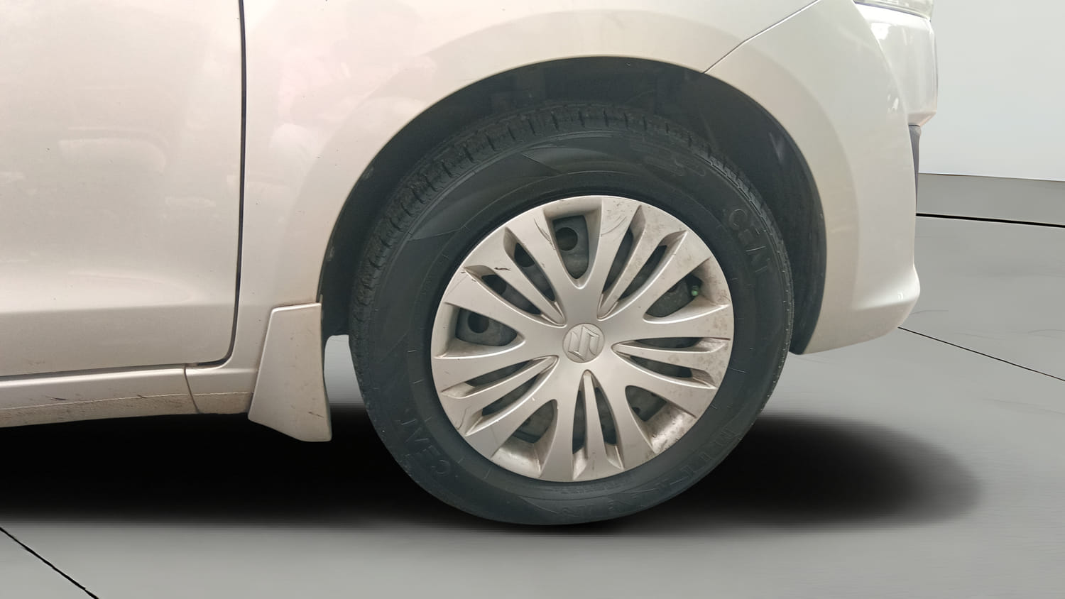 Used 2015 Maruti Suzuki Ertiga Vxi Petrol Manual tyres RIGHT FRONT TYRE RIM VIEW