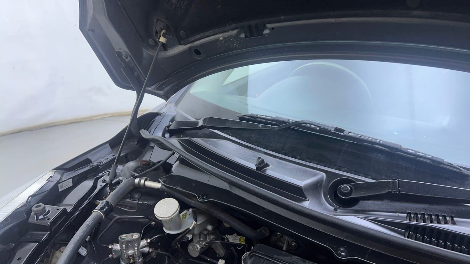 Used 2017 Maruti Suzuki Swift VXi Petrol Manual engine ENGINE RIGHT SIDE HINGE & APRON VIEW