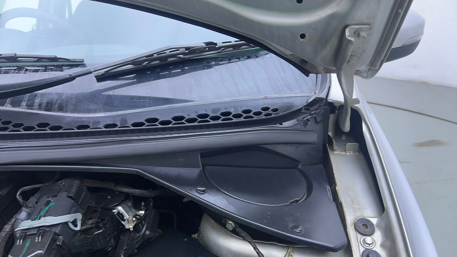 Used 2017 Tata Tiago Revotron XZA Petrol Automatic engine ENGINE LEFT SIDE HINGE & APRON VIEW