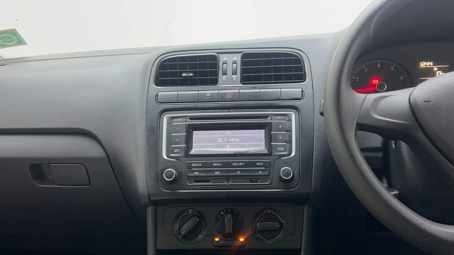 Used 2016 Volkswagen Polo Comfortline 1.2L (P) Petrol Manual interior MUSIC SYSTEM & AC CONTROL VIEW