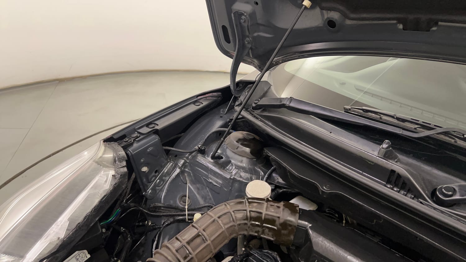 Used 2018 Maruti Suzuki Baleno Delta 1.2 Petrol Manual engine ENGINE RIGHT SIDE HINGE & APRON VIEW