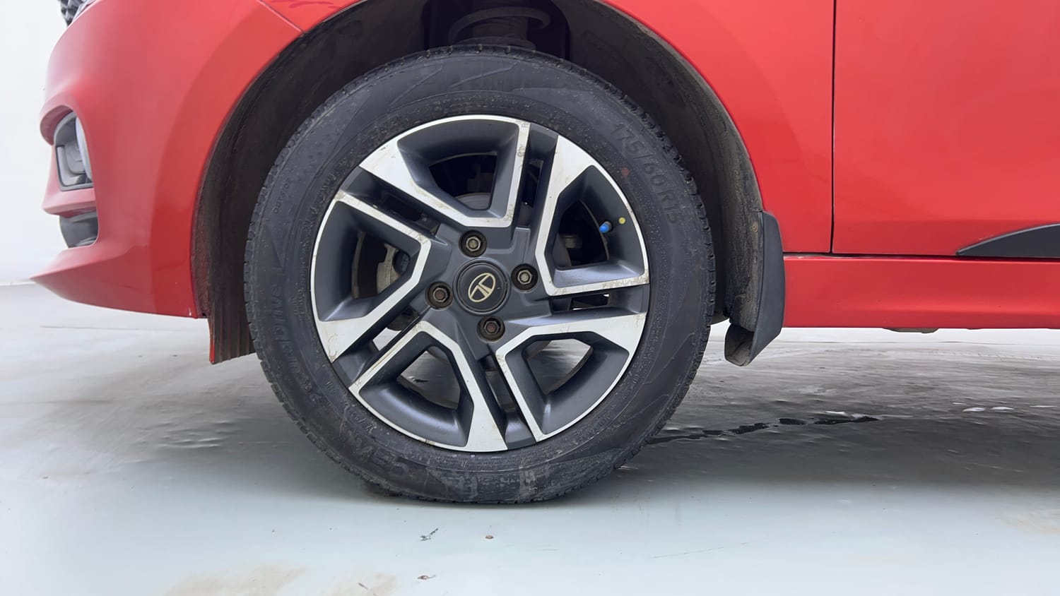 Used 2020 Tata Tiago XZ Plus Dual Tone Petrol Manual tyres LEFT FRONT TYRE RIM VIEW