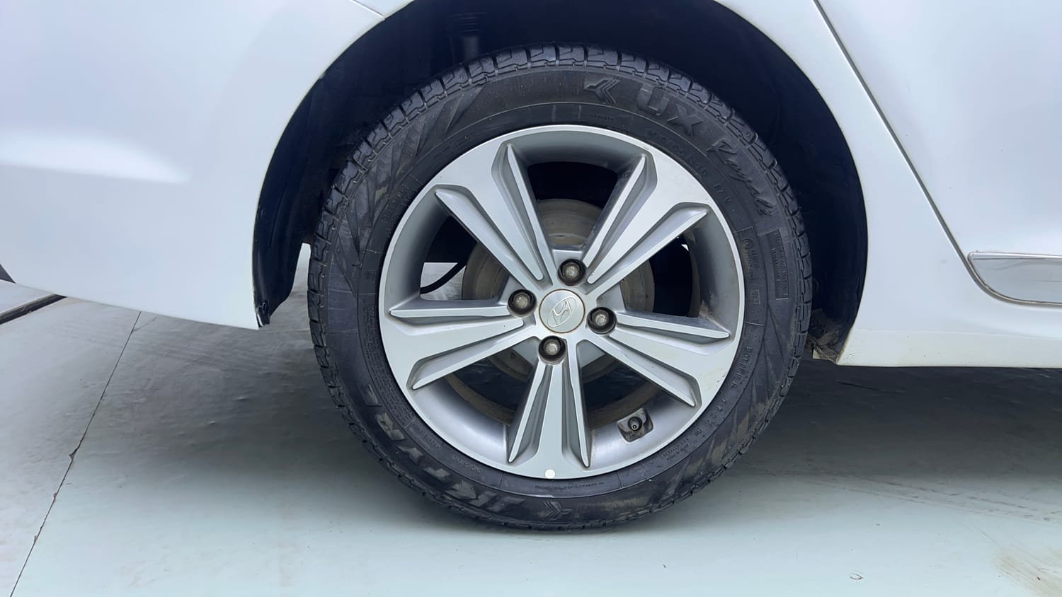 Used 2018 Hyundai Verna SX (O) 1.6 VTVT AT Petrol Automatic tyres RIGHT REAR TYRE RIM VIEW