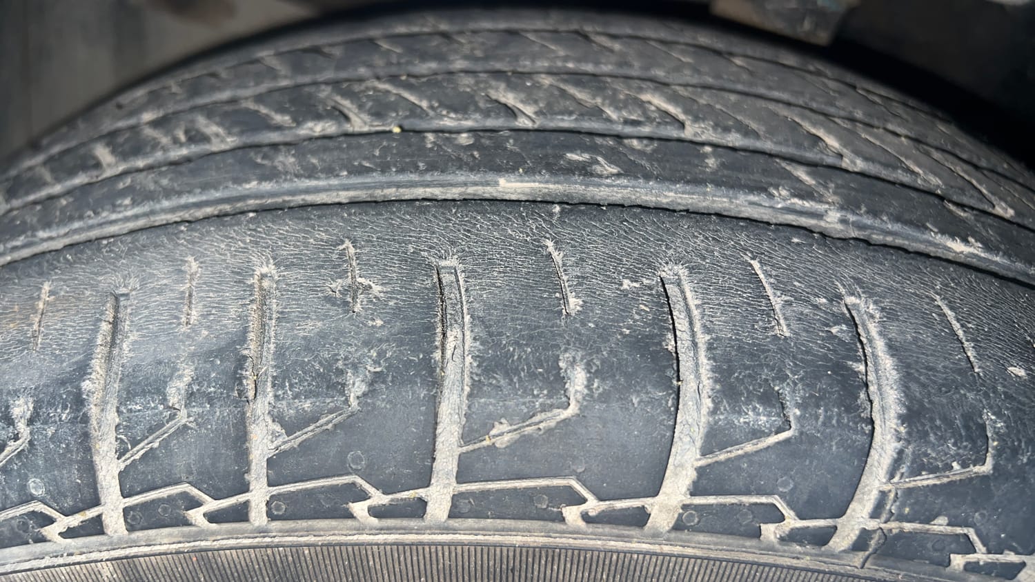 Used 2015 Maruti Suzuki S-Cross Alpha 1.3 Diesel Manual tyres LEFT FRONT TYRE TREAD VIEW