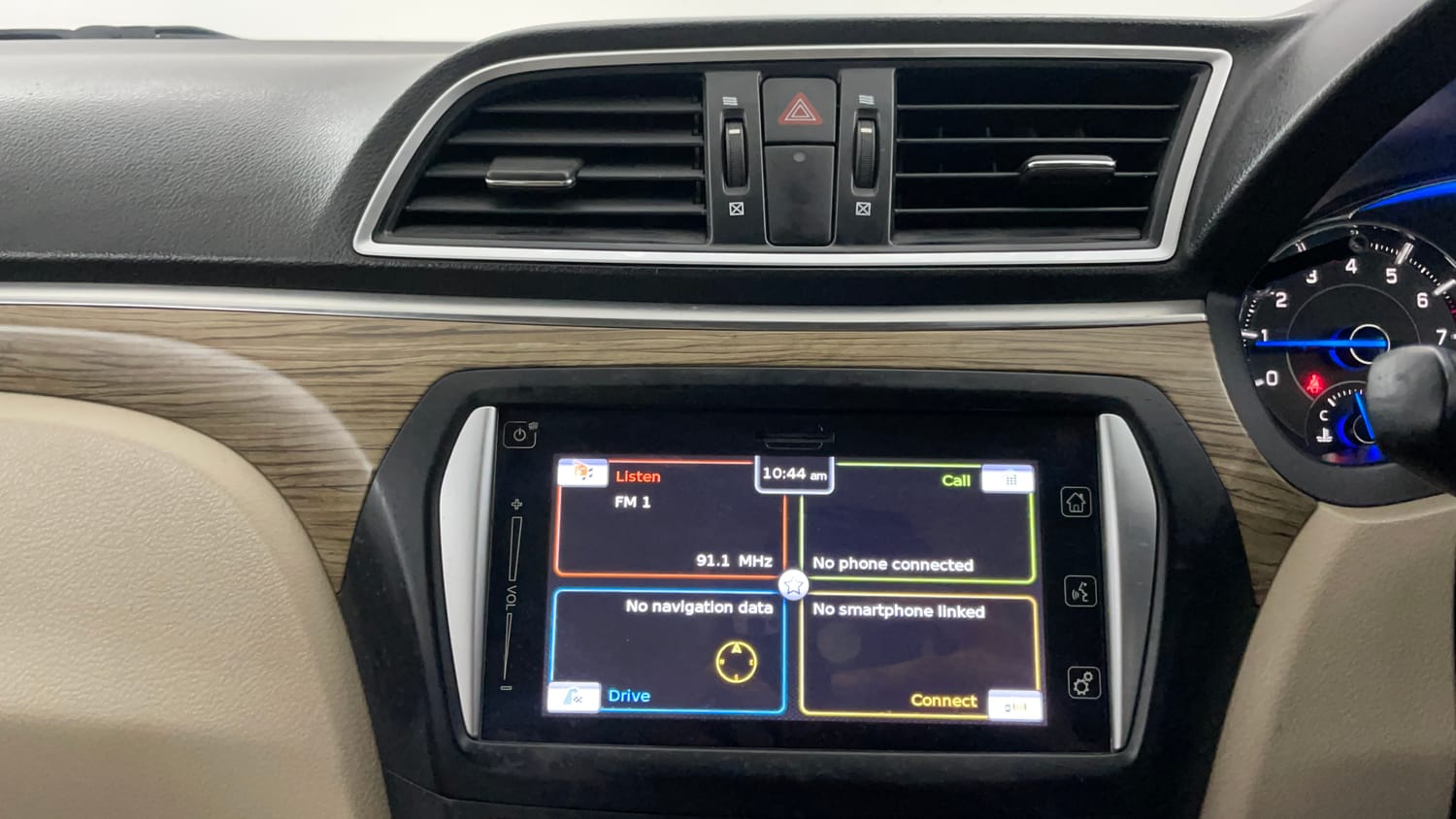 Used 2019 Maruti Suzuki Ciaz Alpha Hybrid 1.5 Petrol Manual top_features Integrated (in-dash) music system